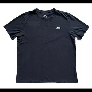 Nike Men’s Sportswear Club Embroidered Black Size Large Logo Tee Loose Shirt